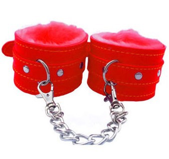 Красные наручники с отделкой искусственным мехом